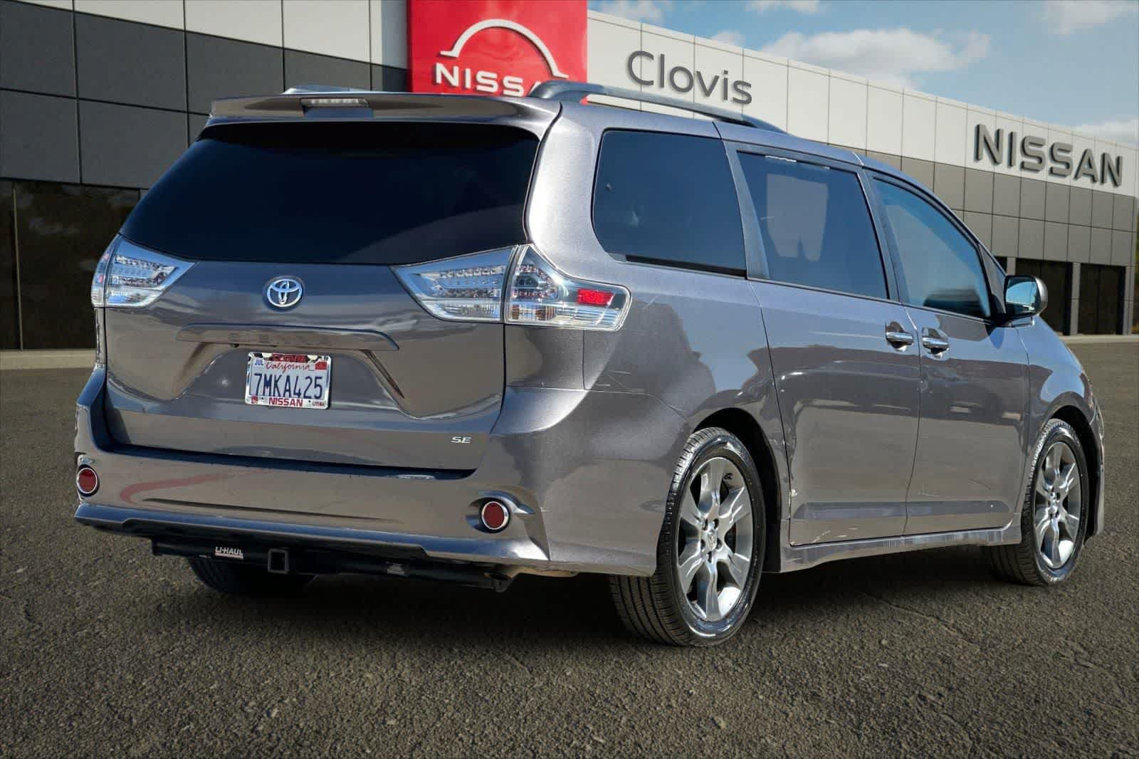 Used 2015 Toyota Sienna SE w/ SE Preferred Package FWD image 3
