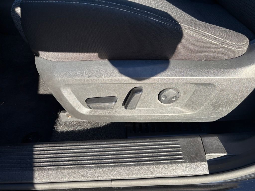 Used 2023 Nissan Rogue SV image 14