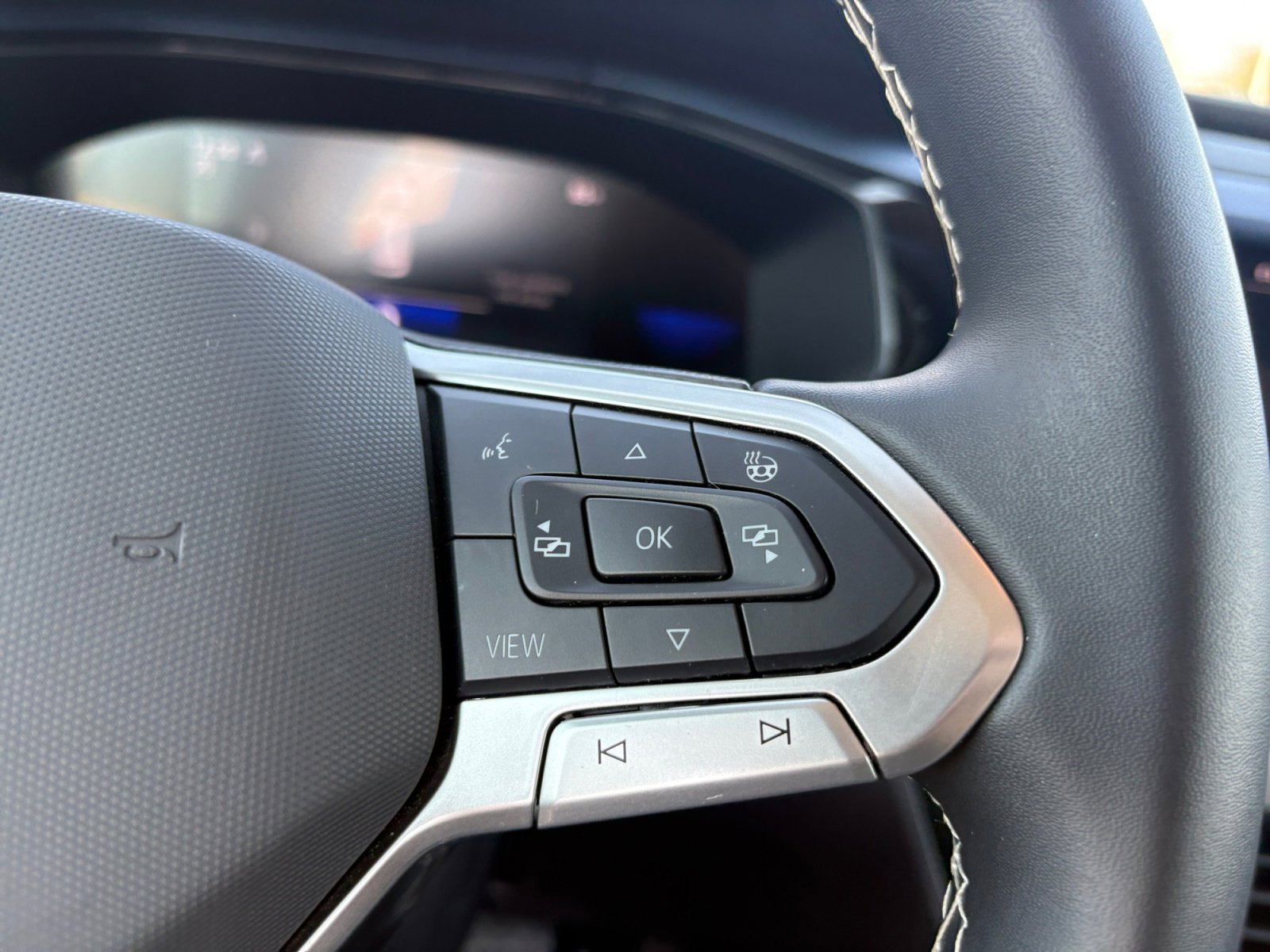 Used 2024 Volkswagen Taos SE image 7