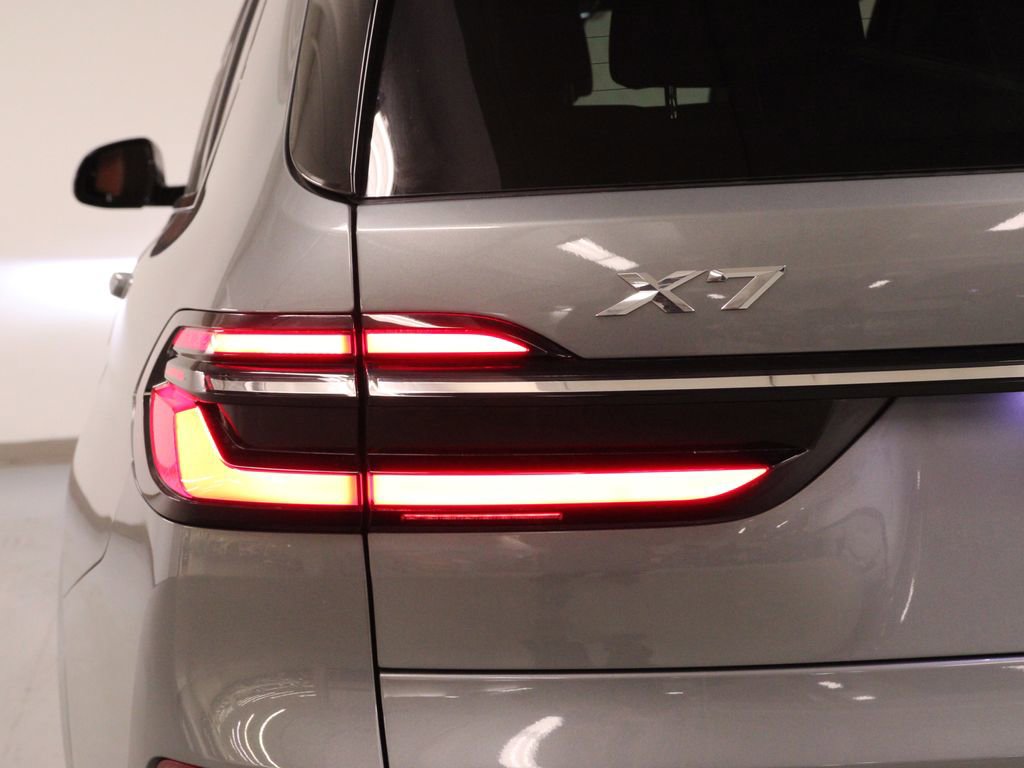 Used 2023 BMW X7 xDrive40i w/ Executive Package image 11