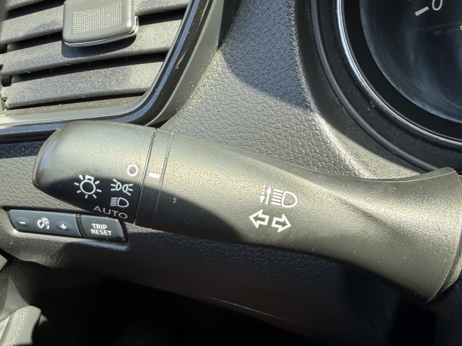 Used 2020 Nissan Rogue S FWD image 29