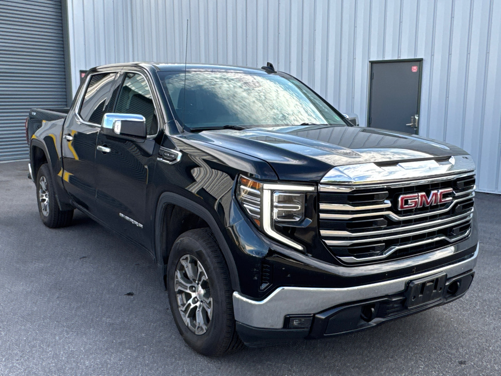 Used 2025 GMC Sierra 1500 SLT AWD/4WD image 3