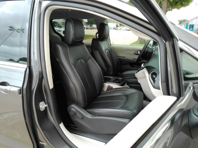 Used 2023 Chrysler Pacifica Touring-L FWD image 23