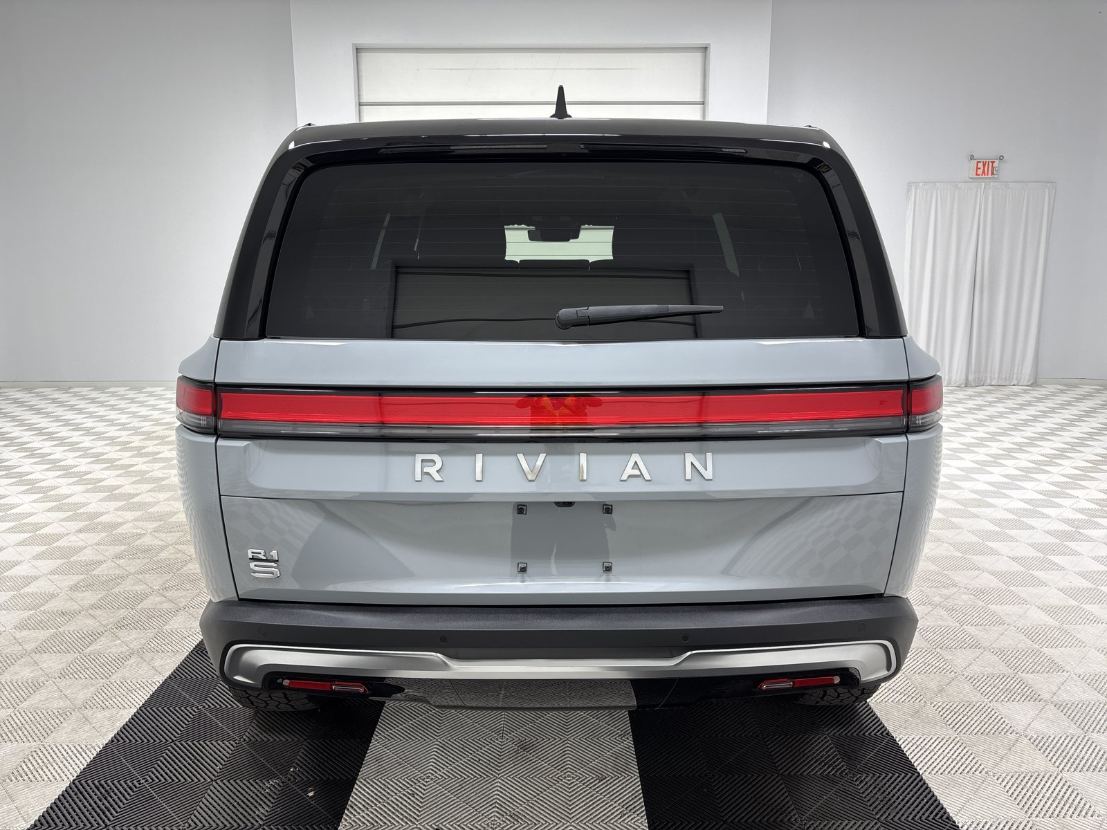 Used 2025 Rivian R1S Adventure AWD/4WD image 4