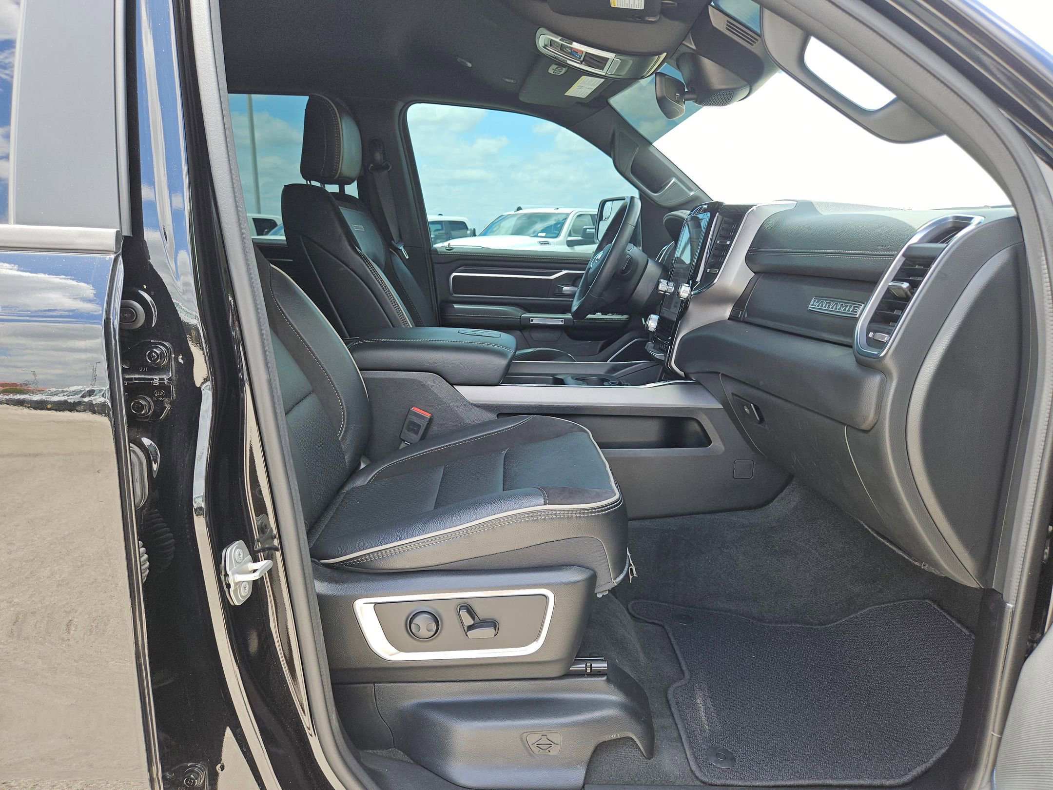 Used 2024 RAM 1500 Laramie AWD/4WD image 27