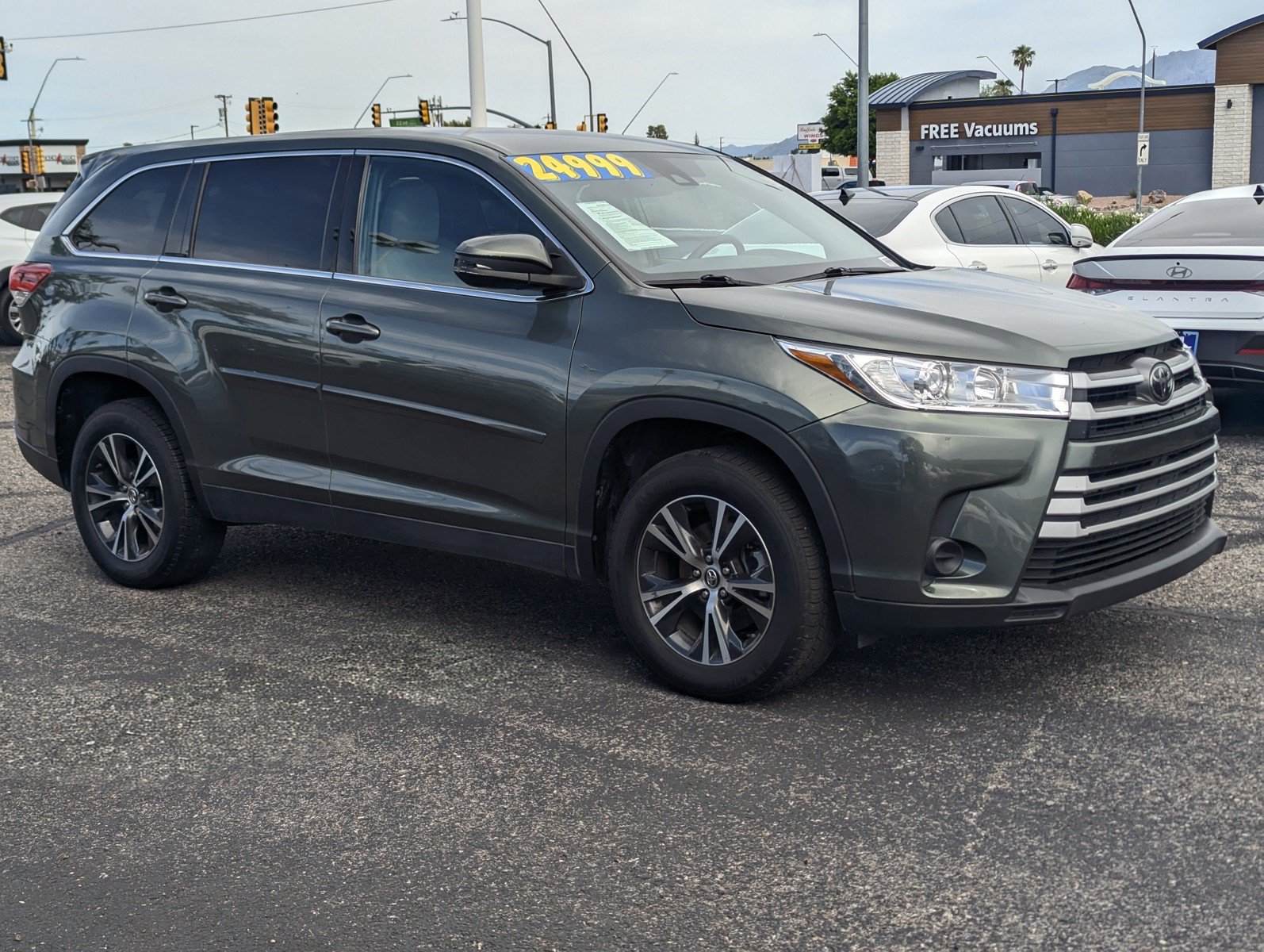 Used 2019 Toyota Highlander LE w/ Carpet Mat Package (TMS) FWD image 1