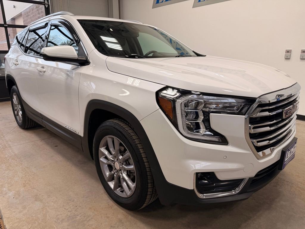 Used 2022 GMC Terrain SLT w/ Infotainment Package II AWD/4WD image 2
