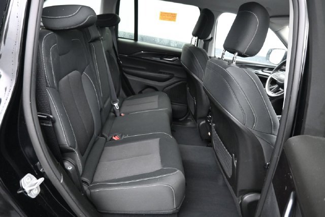 Used 2023 Jeep Grand Cherokee Laredo w/ Luxury Tech Group I AWD/4WD image 8