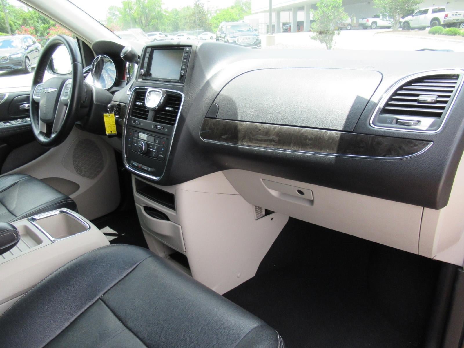 Used 2015 Chrysler Town & Country Touring FWD image 11