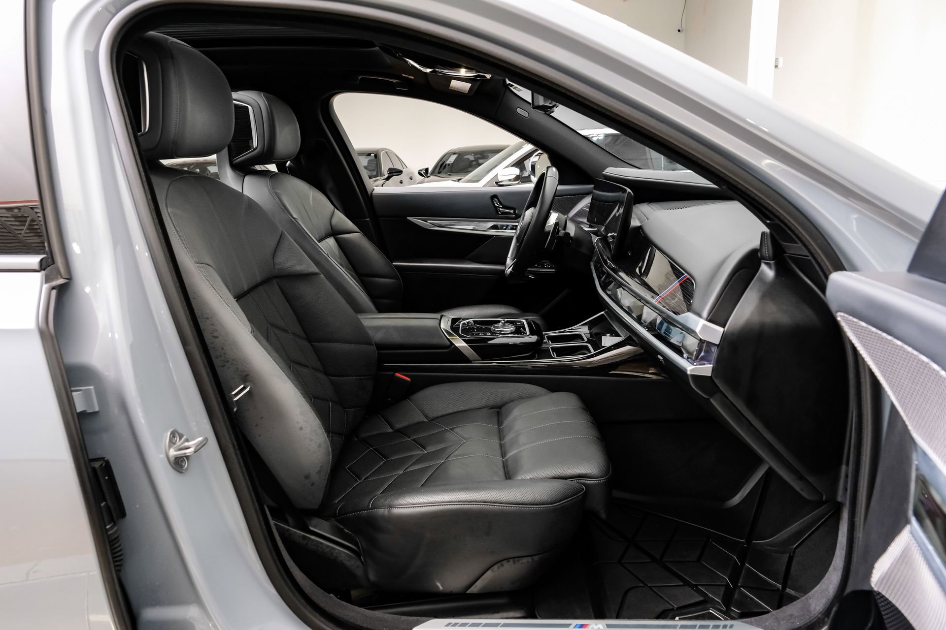 Used 2023 BMW 740i image 36