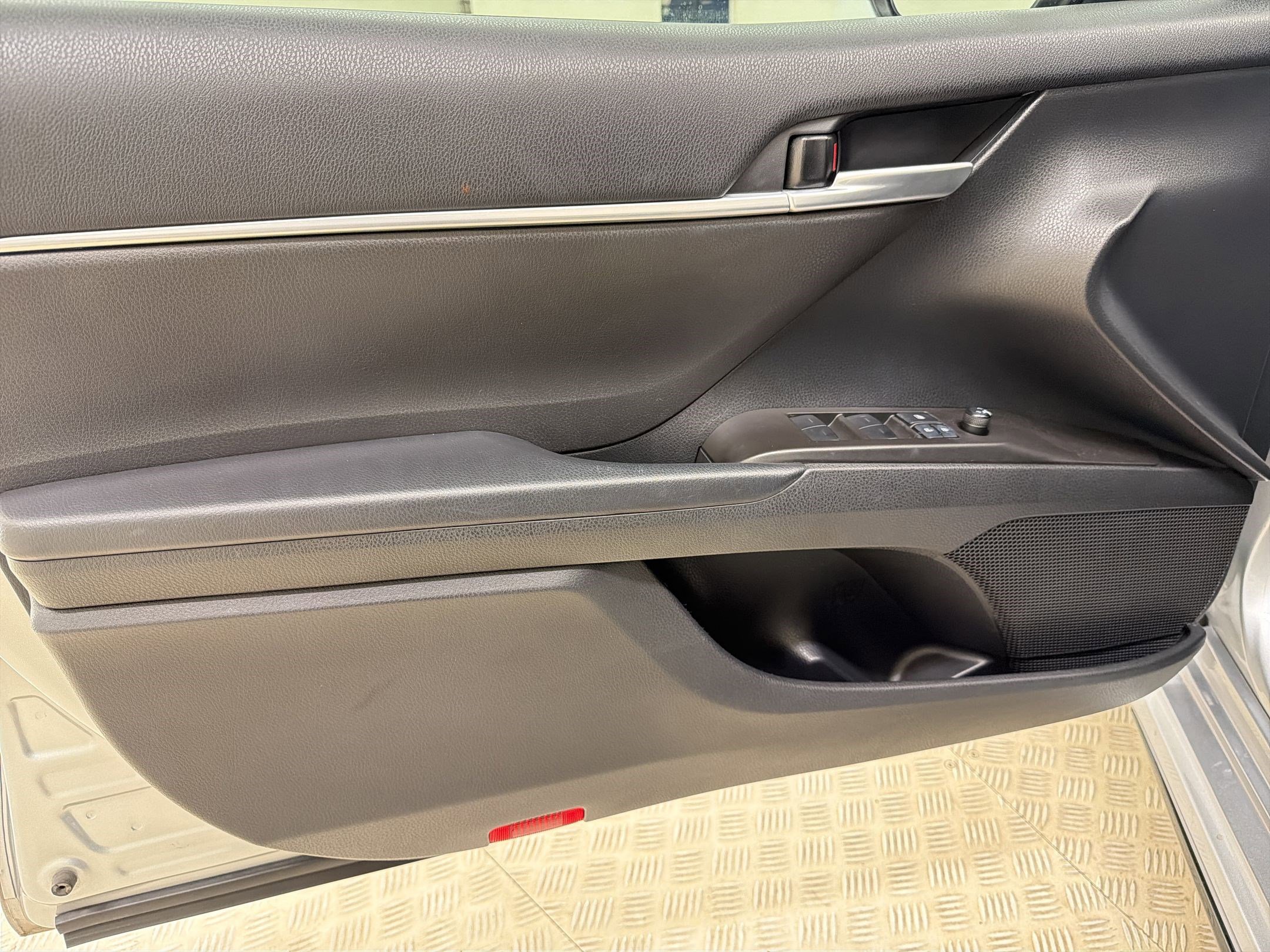 Used 2023 Toyota Camry SE image 12