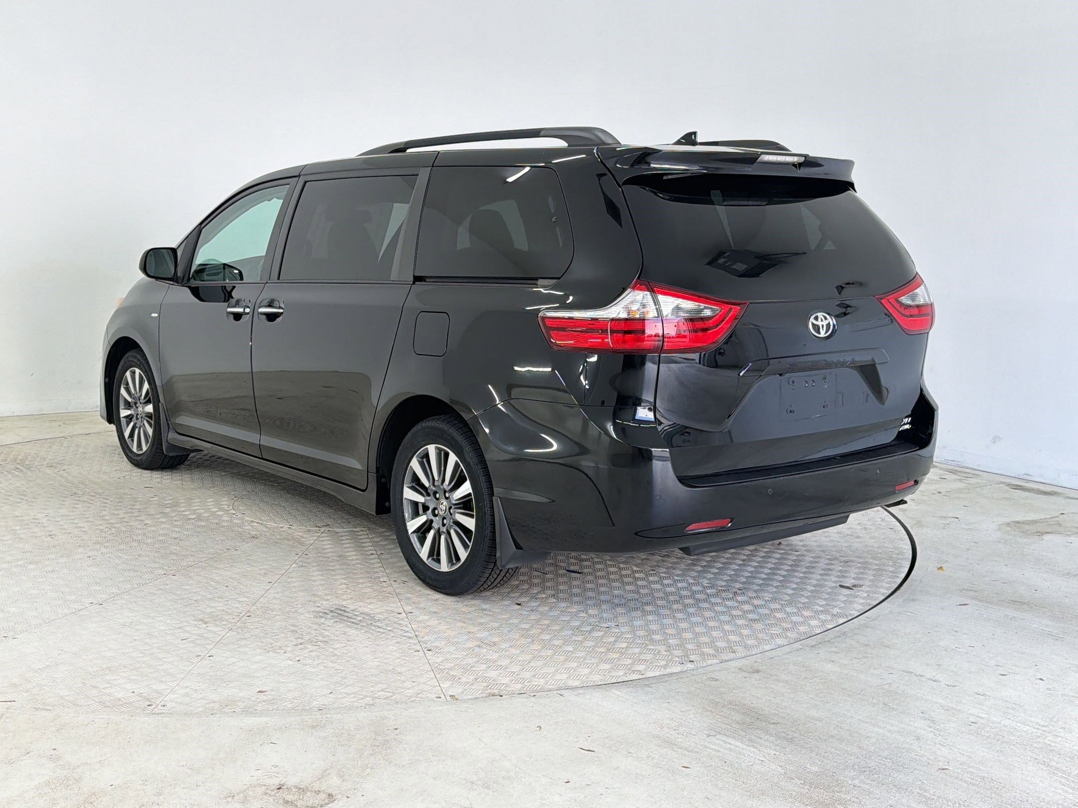 Used 2020 Toyota Sienna XLE w/ XLE Navigation Package AWD/4WD image 3