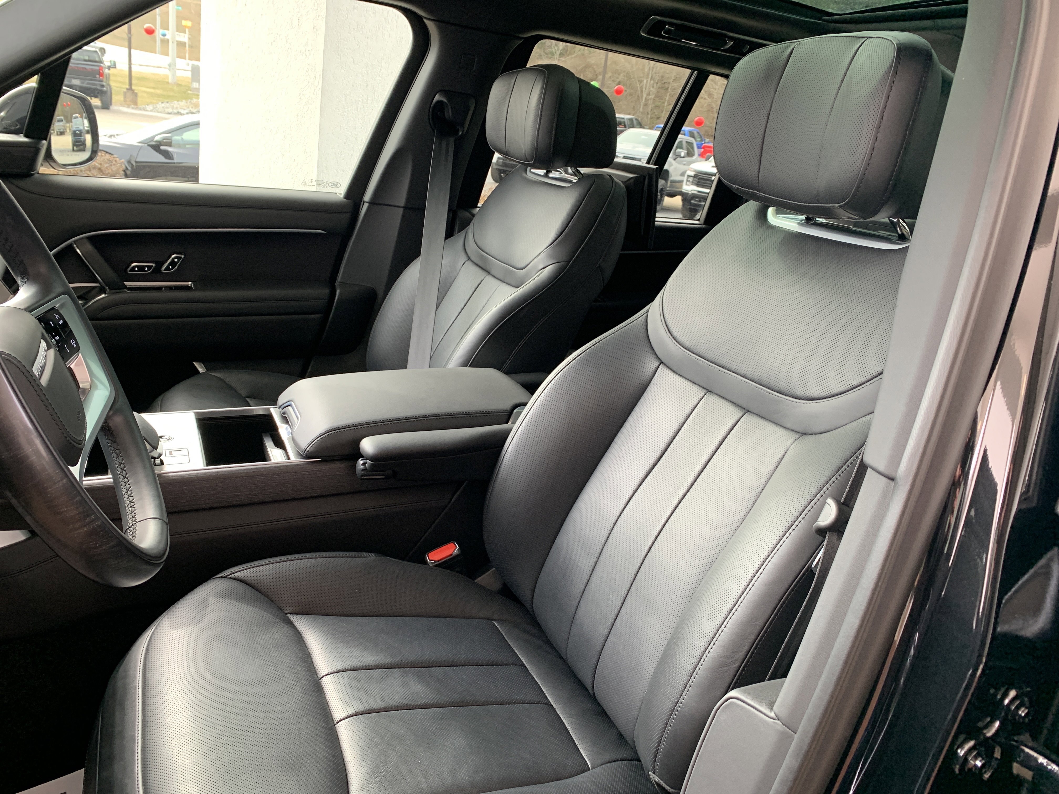 Used 2025 Land Rover Range Rover Autobiography image 11