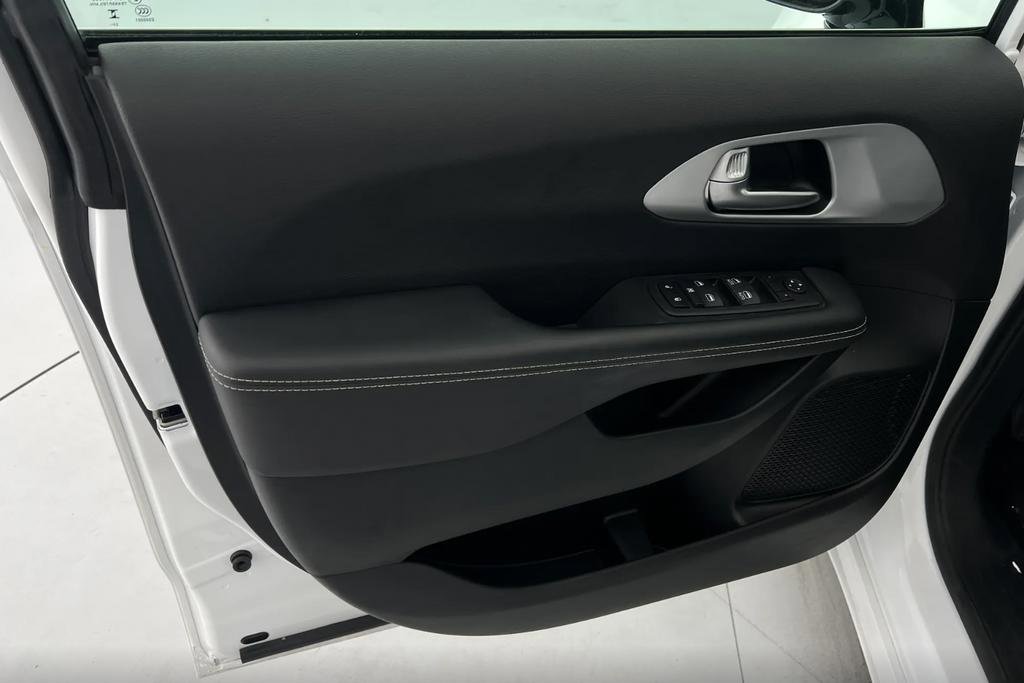 Certified 2024 Chrysler Pacifica Touring-L image 5