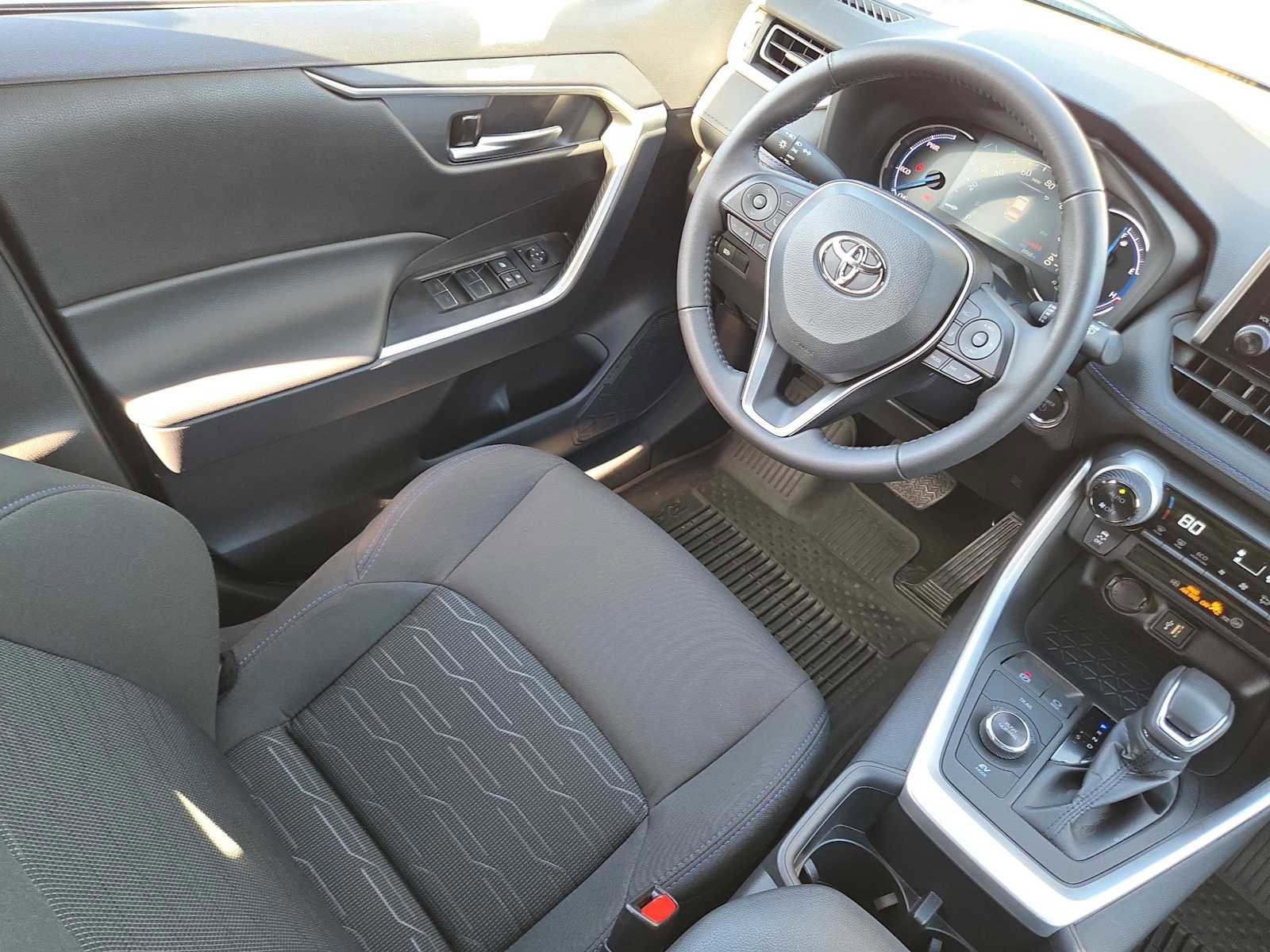 Used 2025 Toyota RAV4 SE image 16