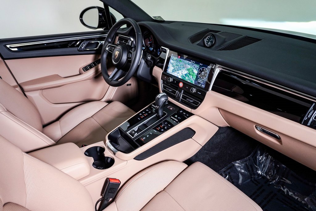 Certified 2025 Porsche Macan image 14