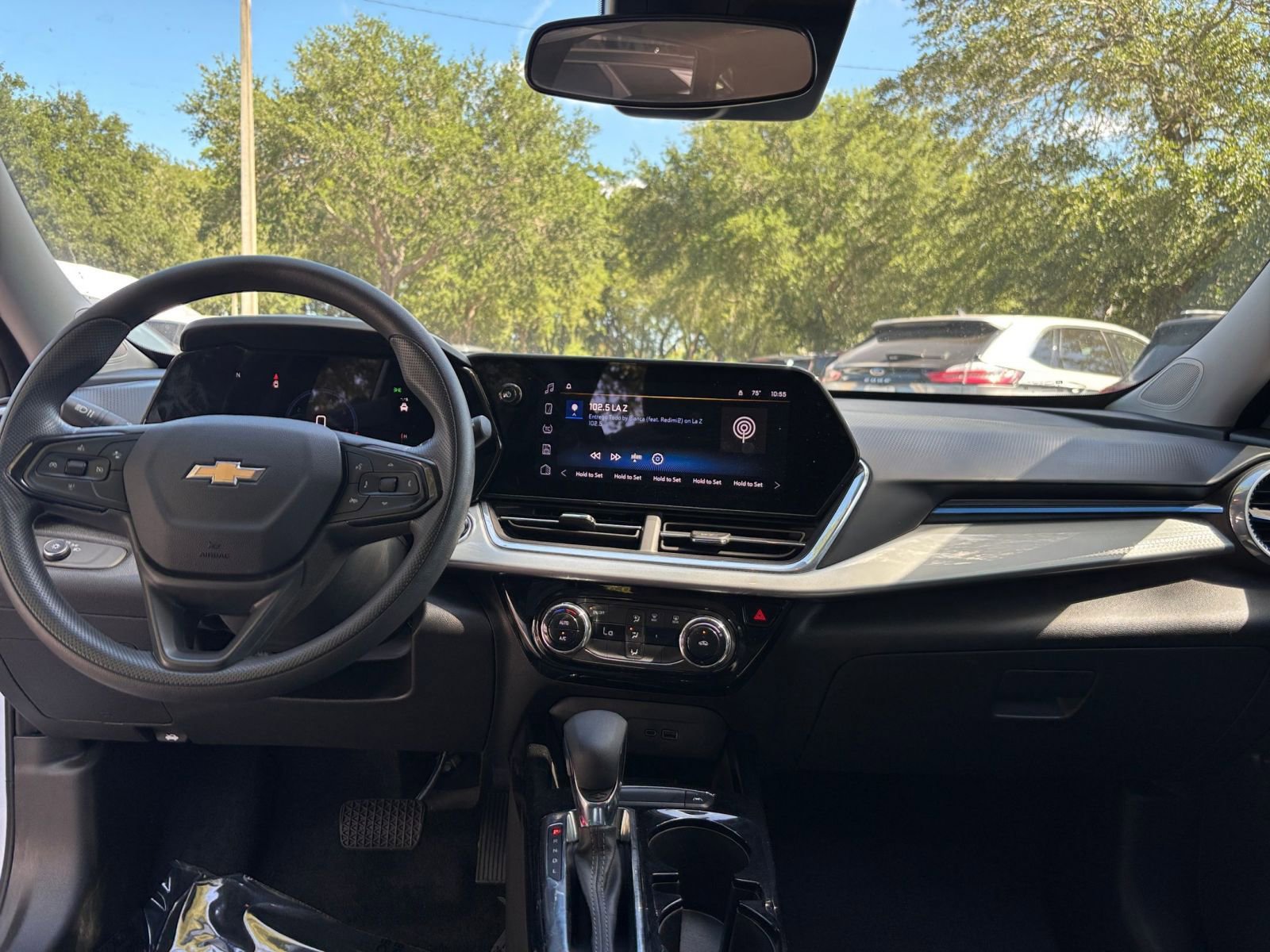 Used 2025 Chevrolet Trax LT image 32