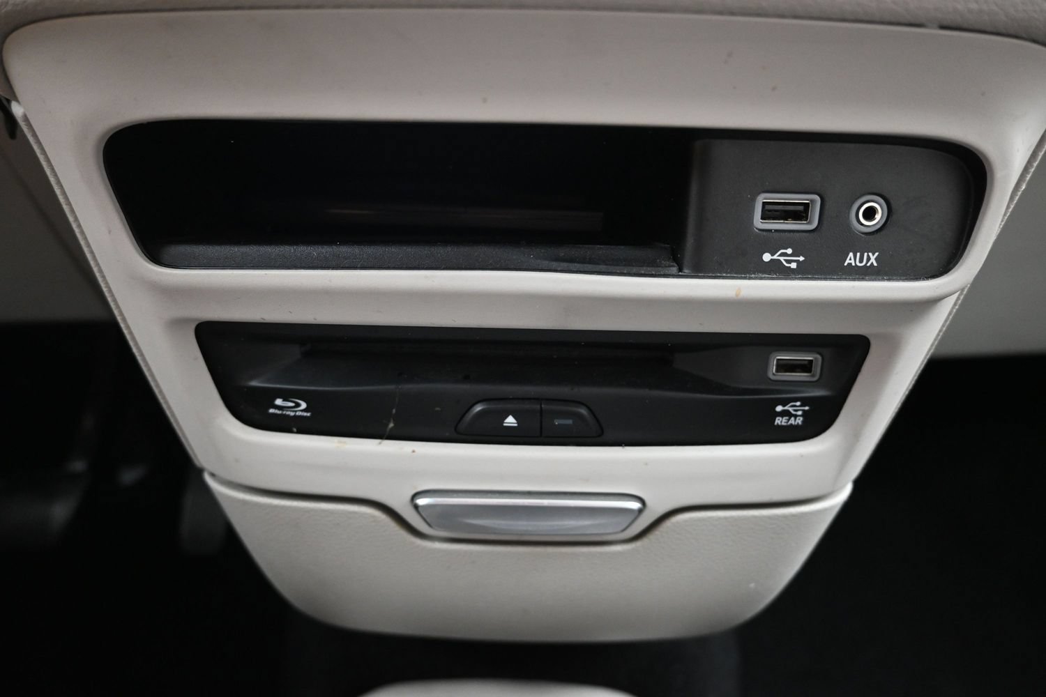 Used 2018 Chrysler Pacifica Limited w/ Advanced Safetytec Group FWD image 18