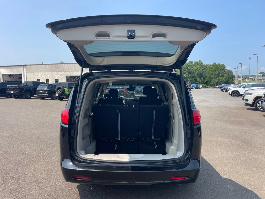 Used 2023 Chrysler Voyager LX FWD image 12