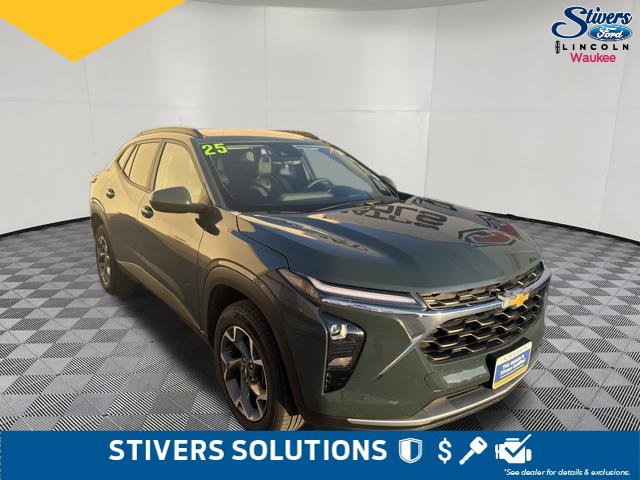 Used 2025 Chevrolet Trax LT FWD image 3