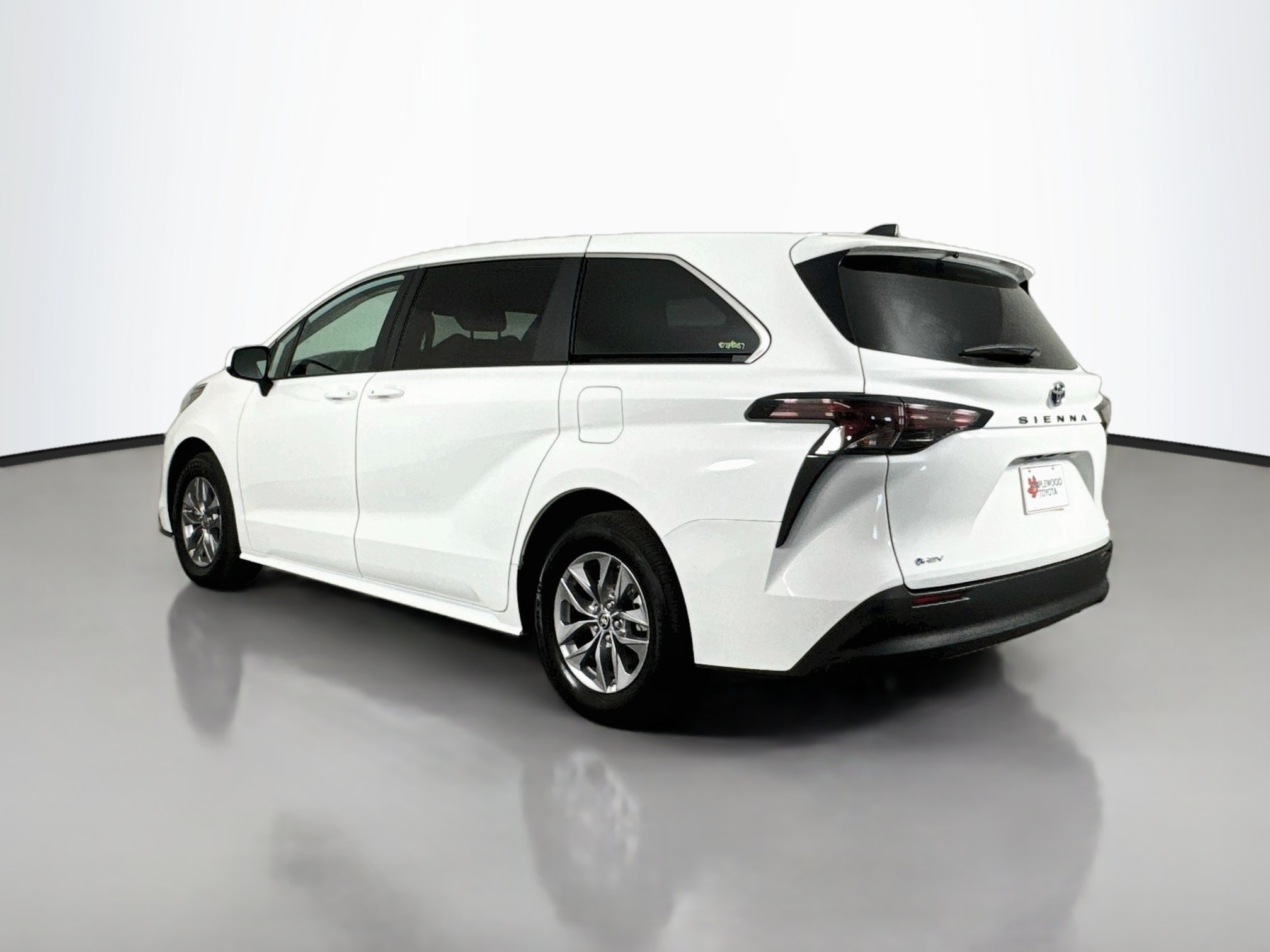 Certified 2025 Toyota Sienna LE FWD image 5