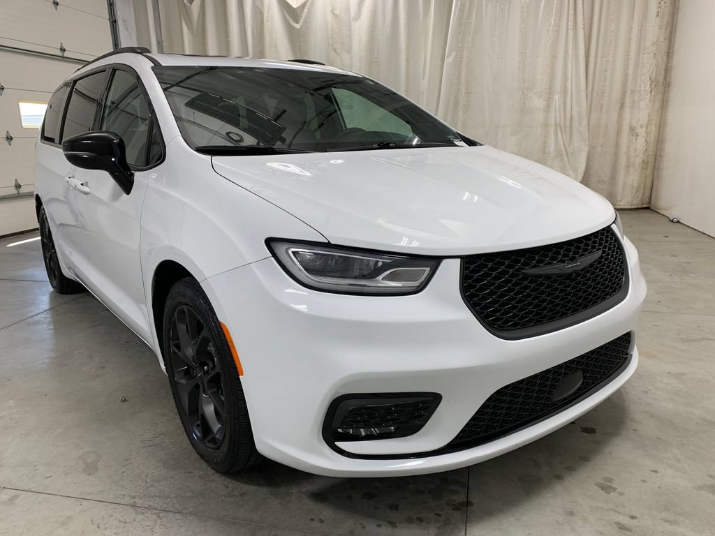 Used 2025 Chrysler Pacifica Limited FWD image 2