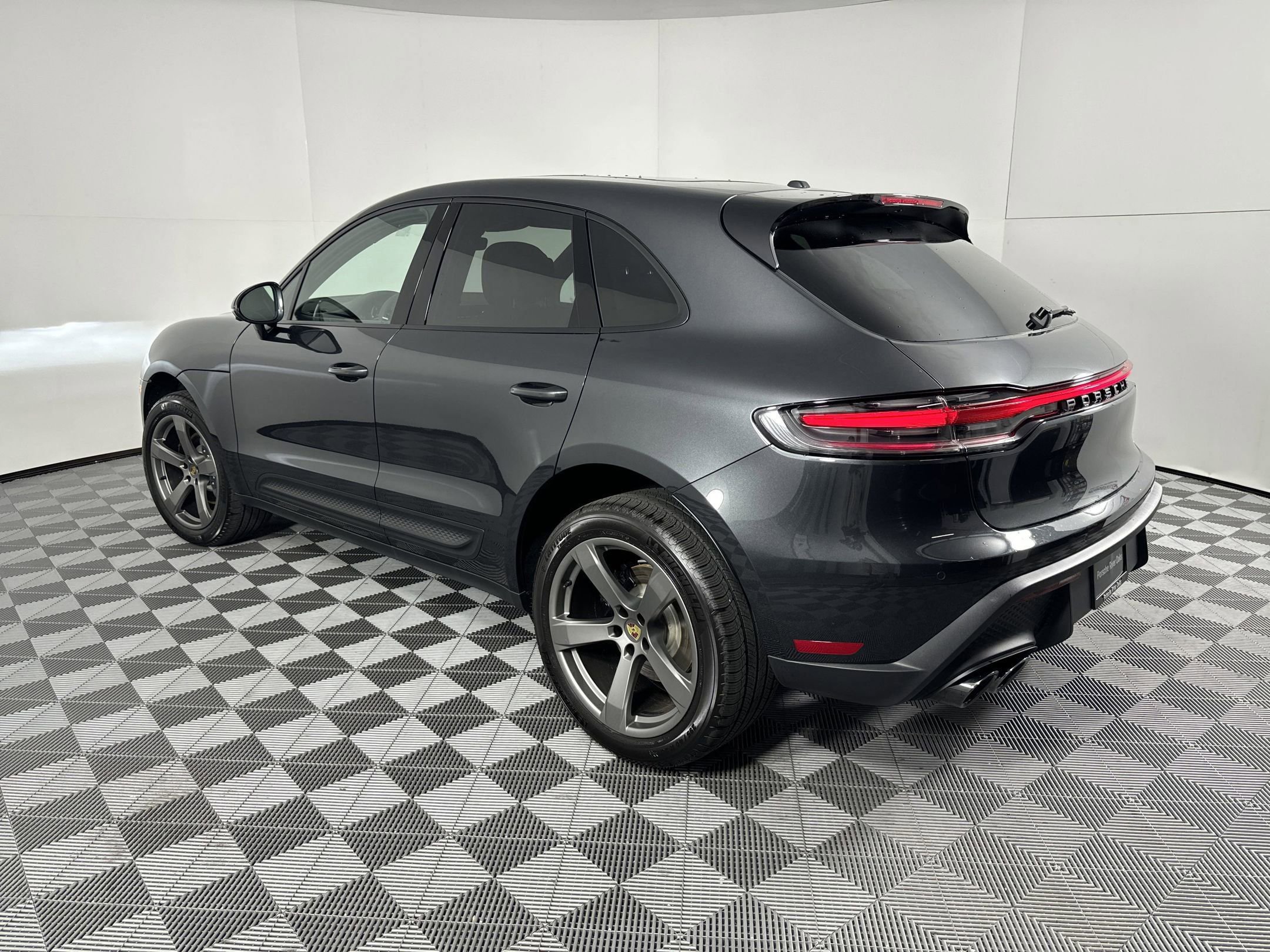 Certified 2025 Porsche Macan image 3