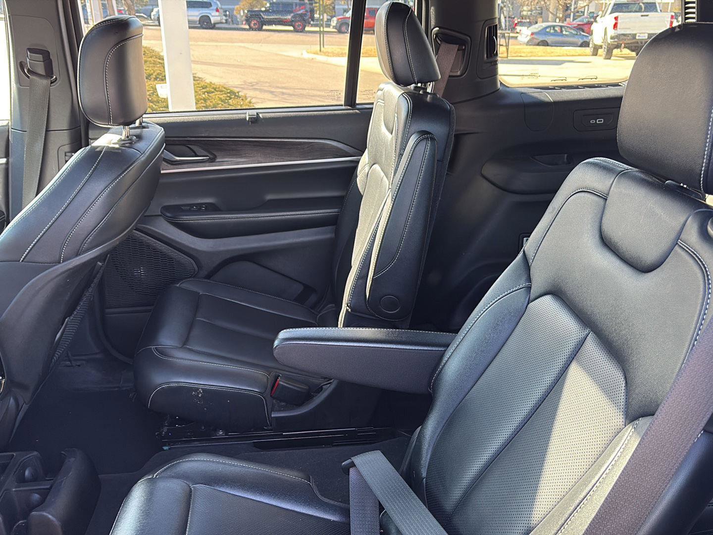 Used 2024 Jeep Grand Cherokee L Limited w/ Luxury Tech Group II image 15