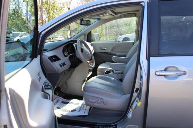 Used 2013 Toyota Sienna XLE w/ Entertainment Pkg FWD image 10