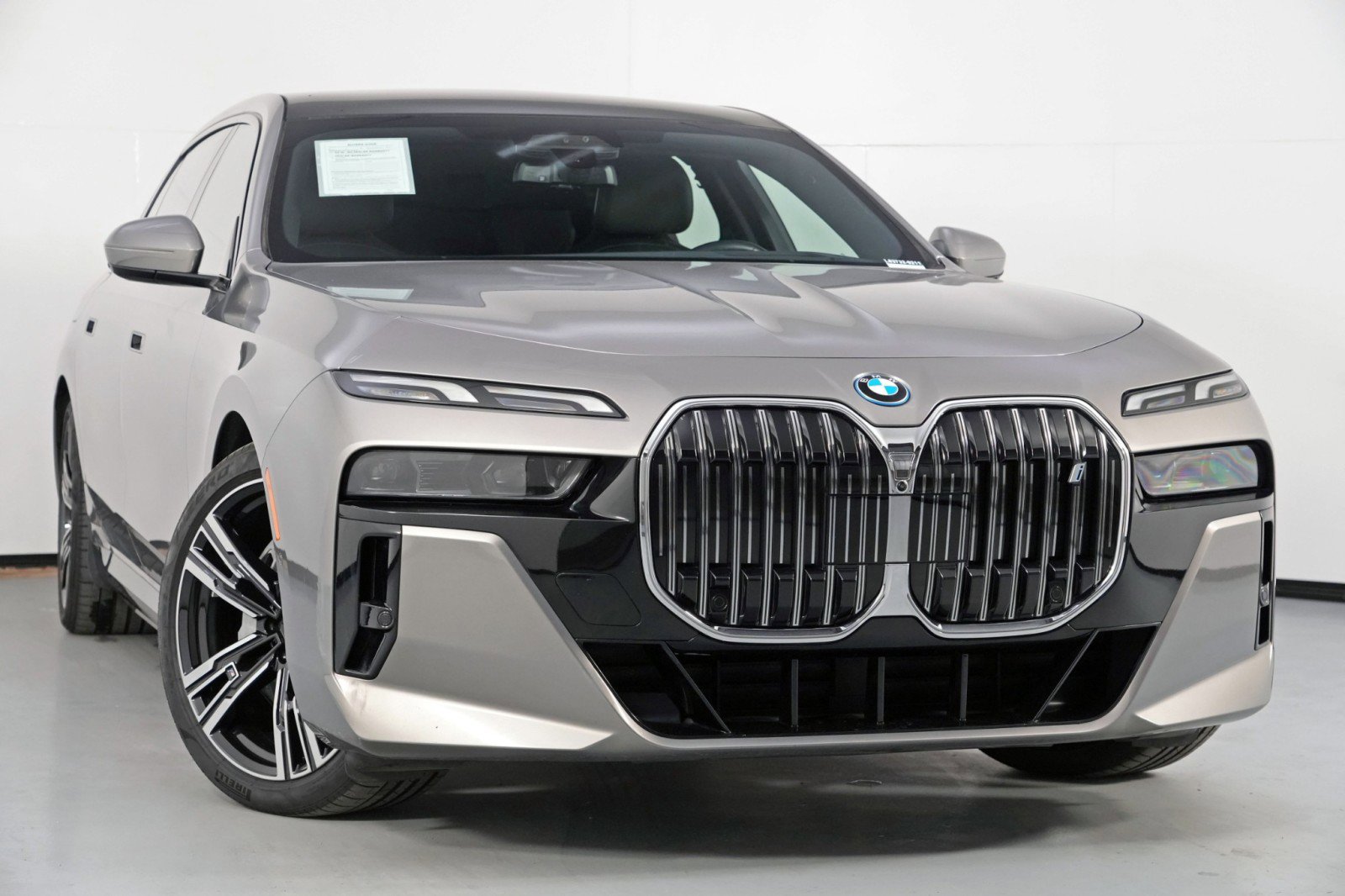 Used 2023 BMW i7 xDrive60 image 3