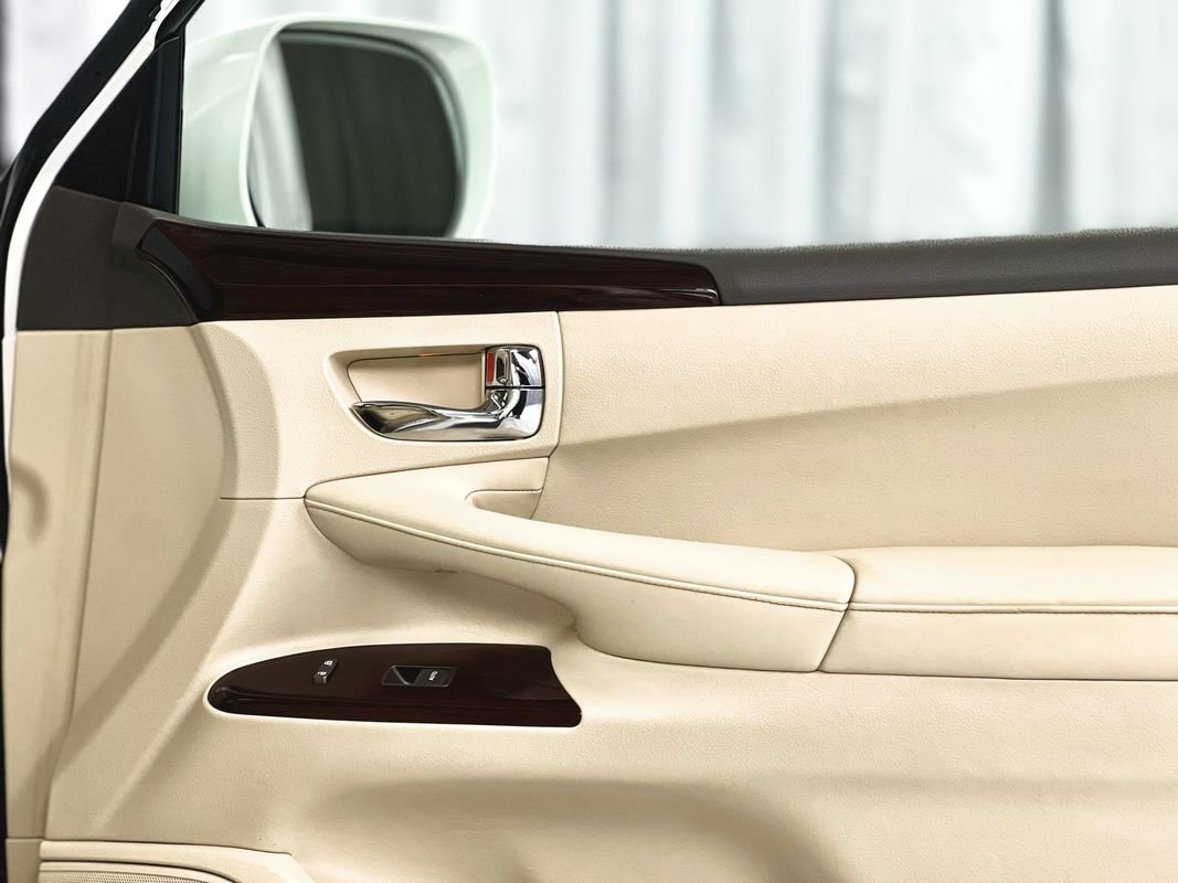 Used 2013 Lexus LX 570 4WD w/ Luxury Pkg image 42