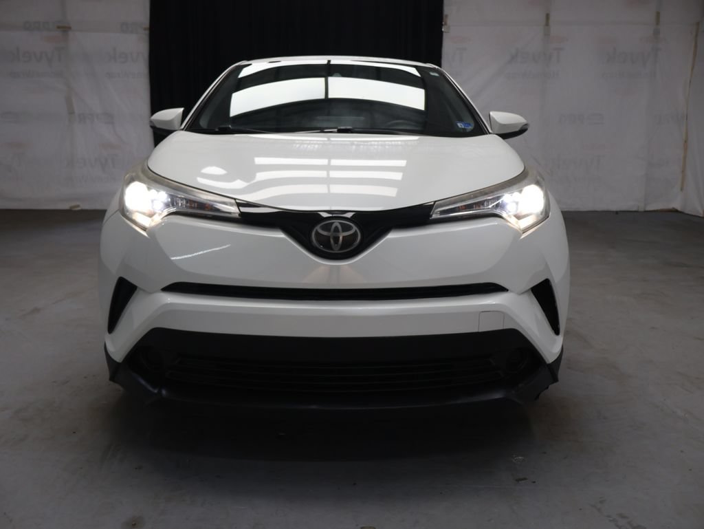 Used 2019 Toyota C-HR XLE FWD image 2