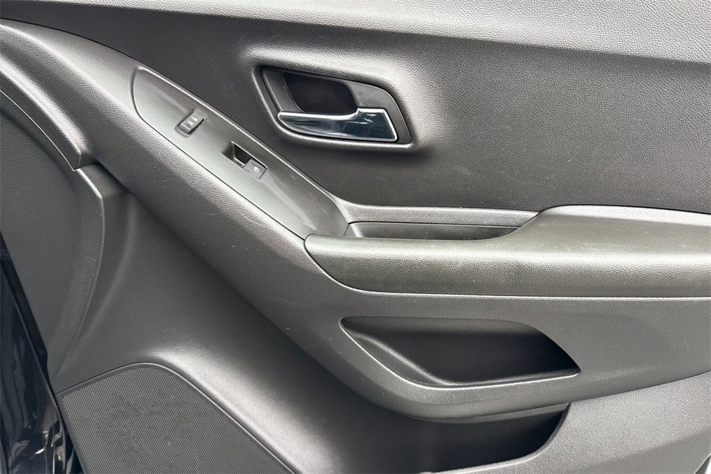 Used 2022 Chevrolet Trax LT w/ Midnight Edition image 24