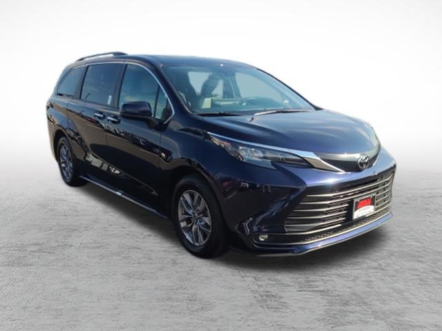 Certified 2026 Toyota Sienna XLE FWD image 3