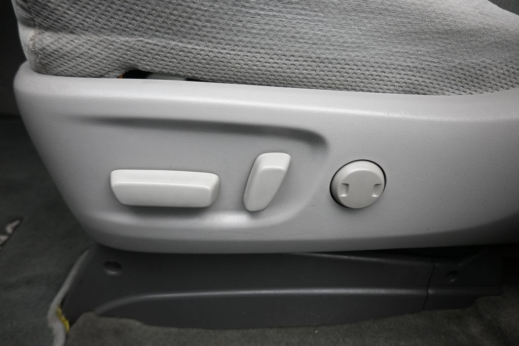 Used 2018 Toyota Sienna LE w/ Carpet Mat Package FWD image 12