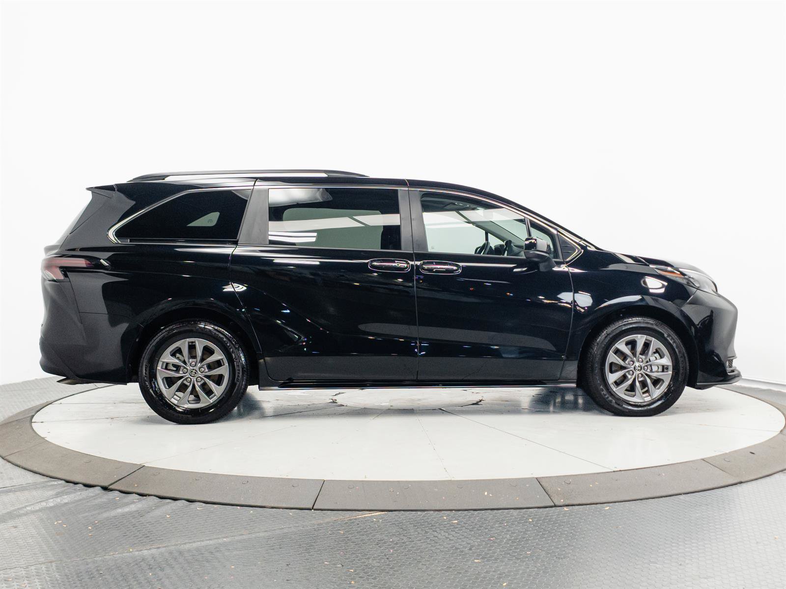 Certified 2026 Toyota Sienna XLE FWD image 14