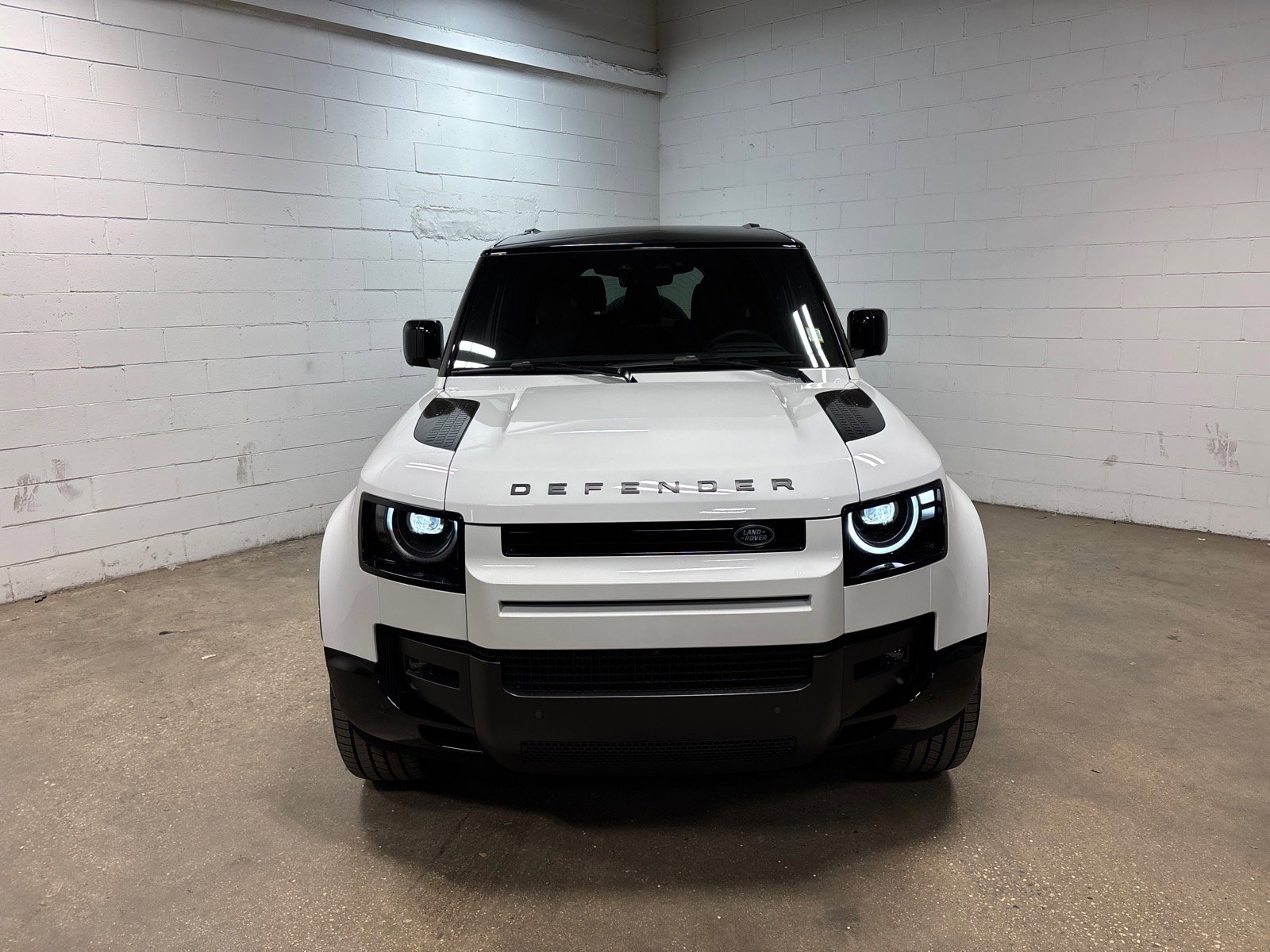New 2026 Land Rover Defender 130 X-Dynamic SE AWD/4WD image 3