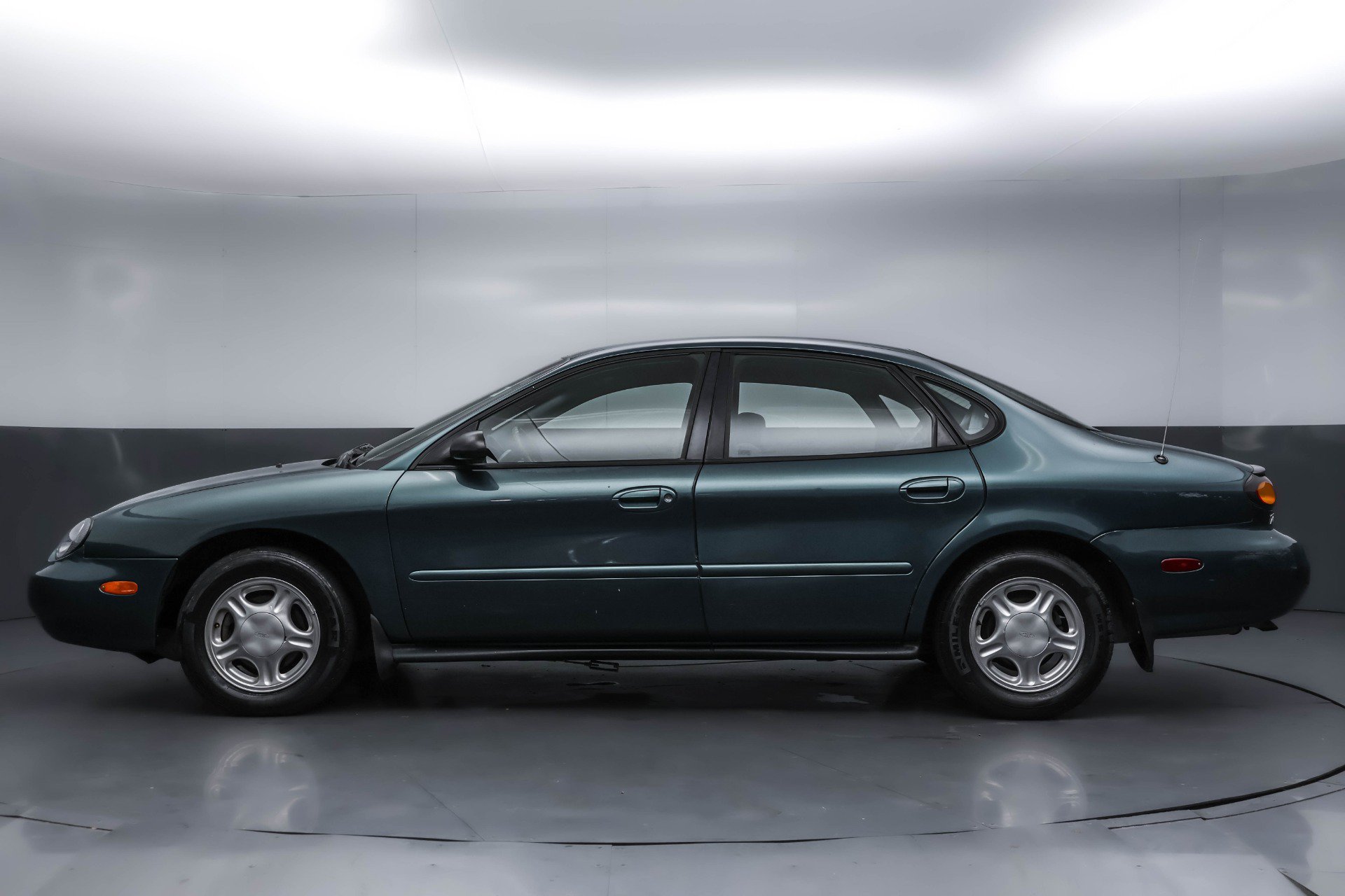 Used 1997 Ford Taurus GL FWD image 2