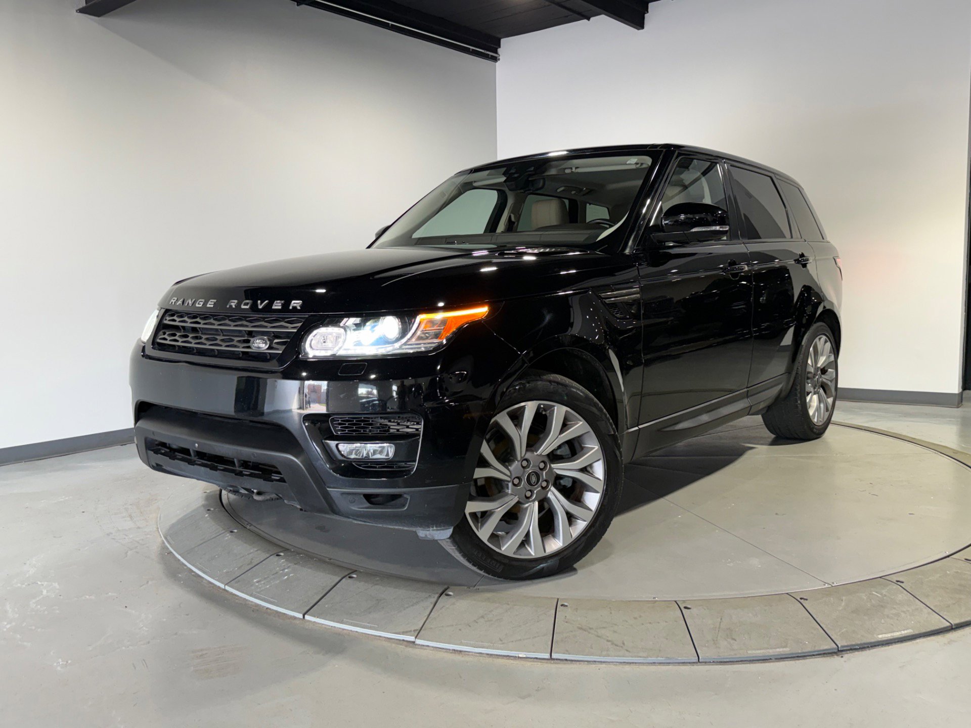 Used 2017 Land Rover Range Rover Sport SE AWD/4WD image 1