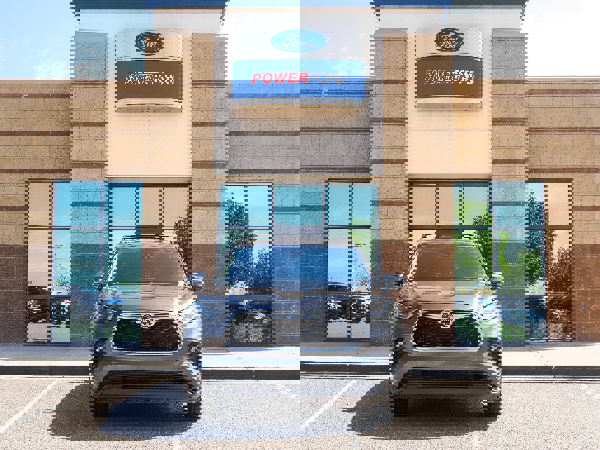 Used 2022 Toyota Highlander LE image 3