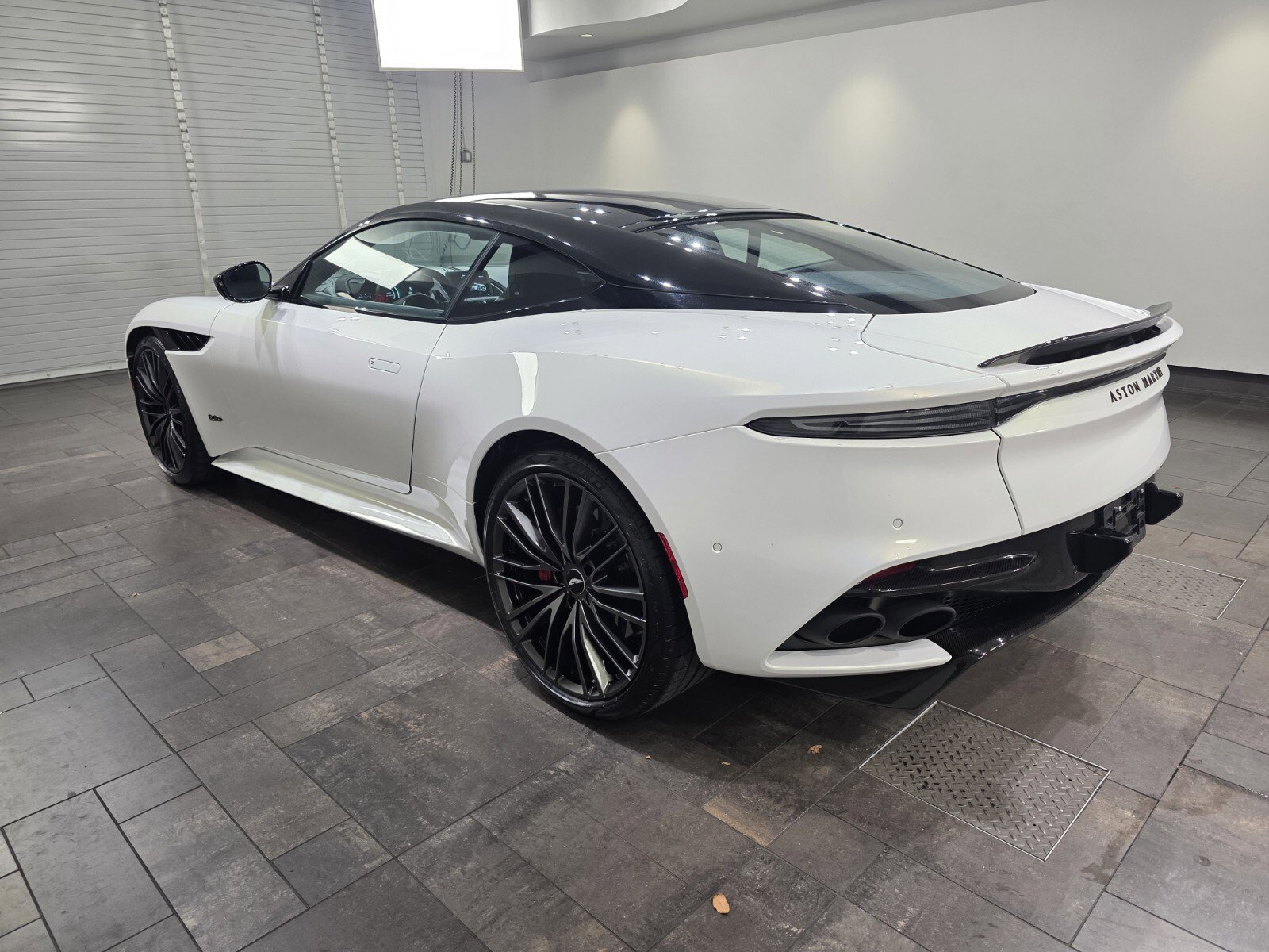 Used 2023 Aston Martin DBS Superleggera image 2