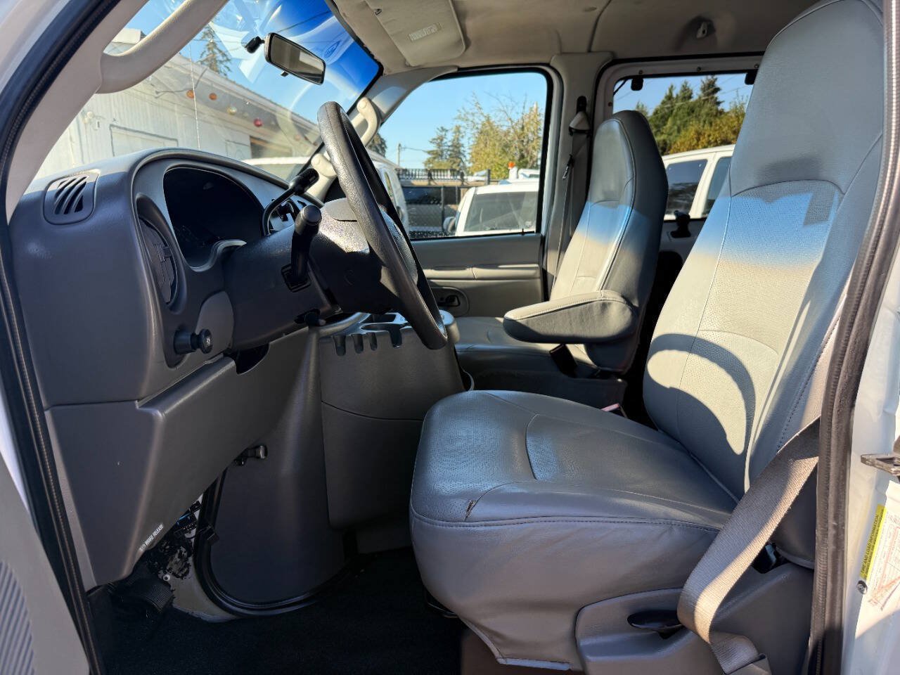 Used 2005 Ford E-350 and Econoline 350 XL RWD image 22