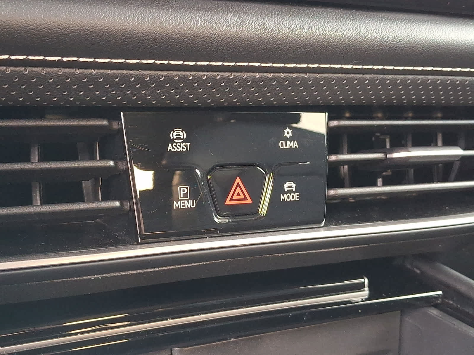 Used 2024 Volkswagen Atlas SE AWD/4WD image 28