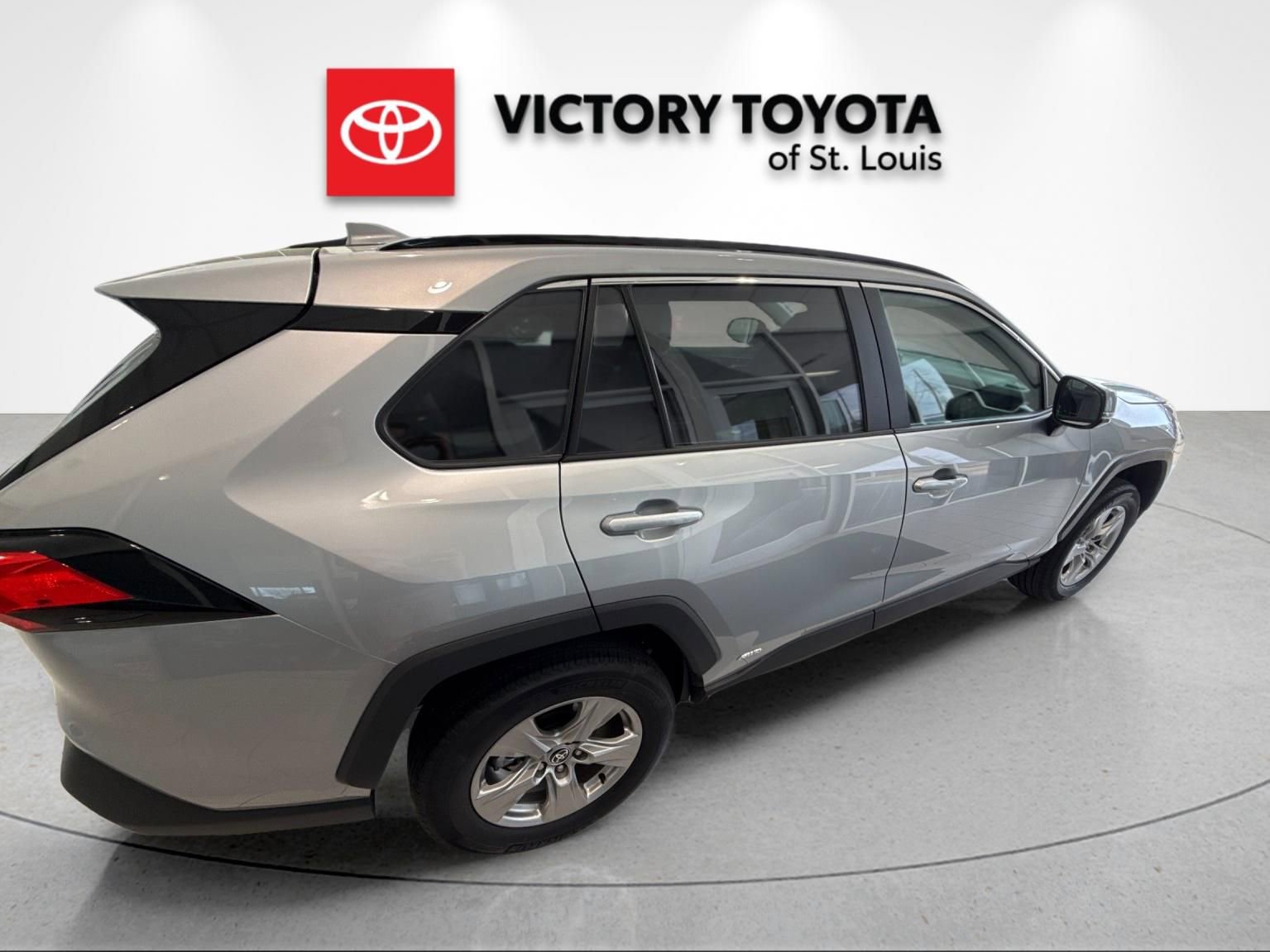 Used 2025 Toyota RAV4 XLE AWD/4WD image 2