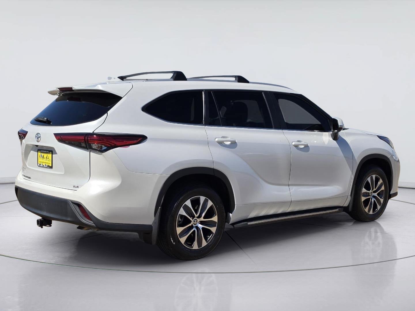 Used 2023 Toyota Highlander XLE FWD image 5