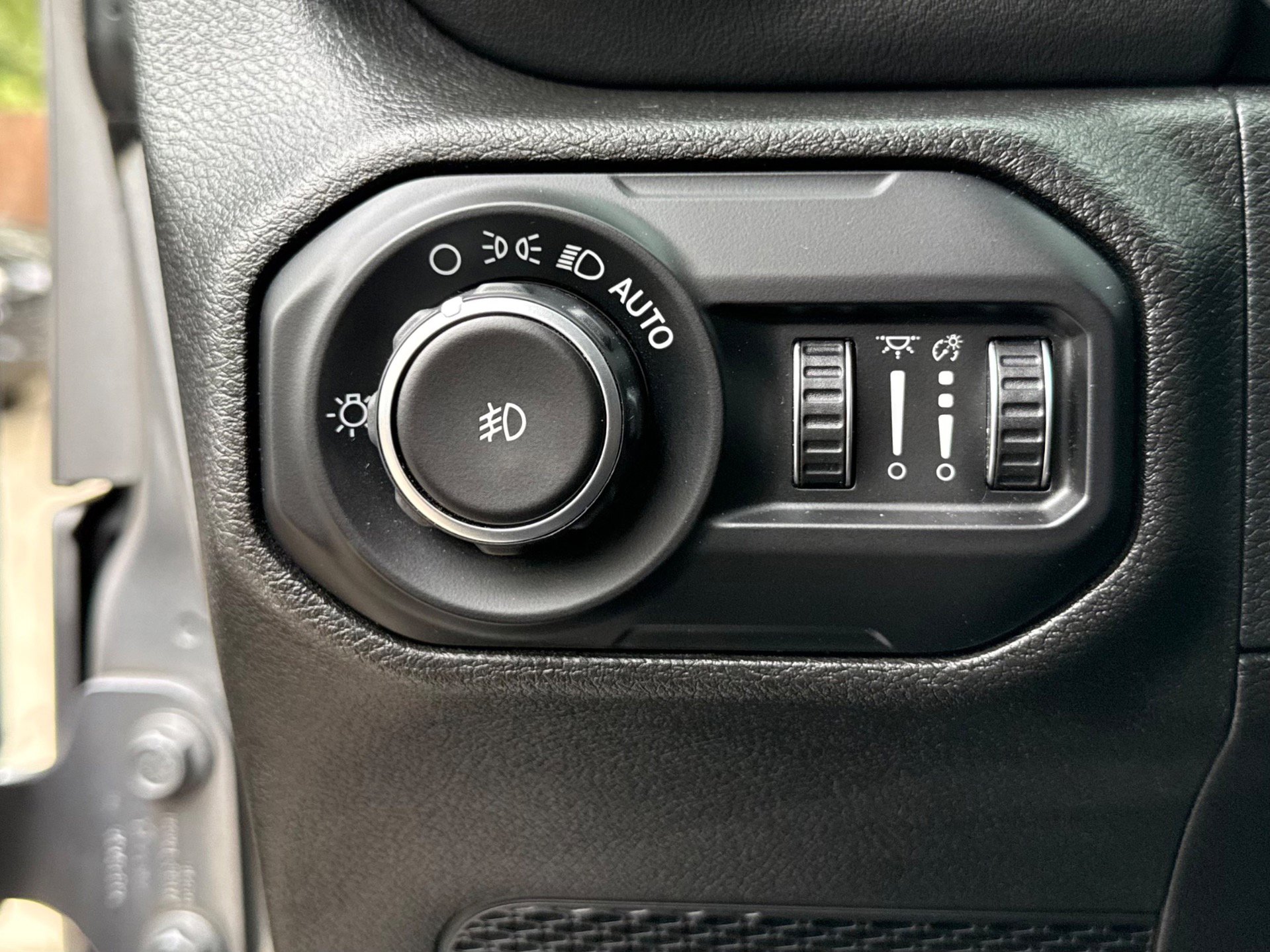 Used 2018 Jeep Wrangler Unlimited Sahara AWD/4WD image 24