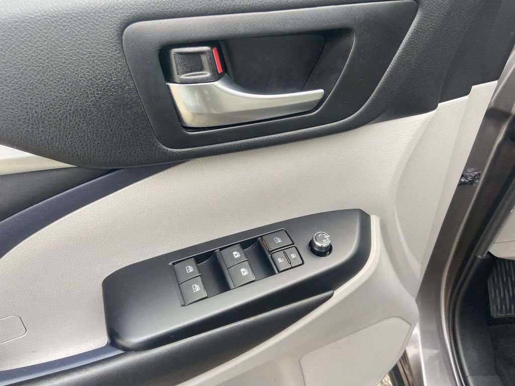 Used 2019 Toyota Highlander XLE image 16