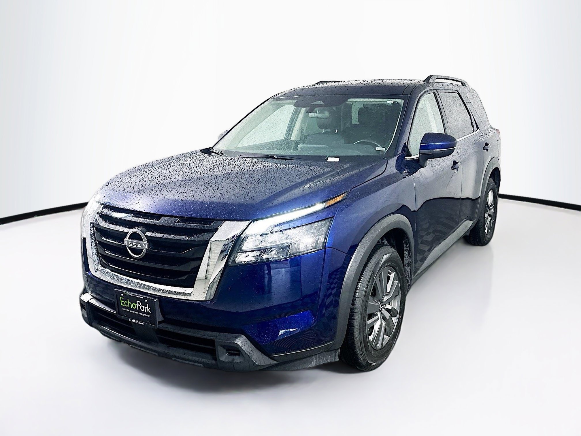 Used 2025 Nissan Pathfinder SV image 3