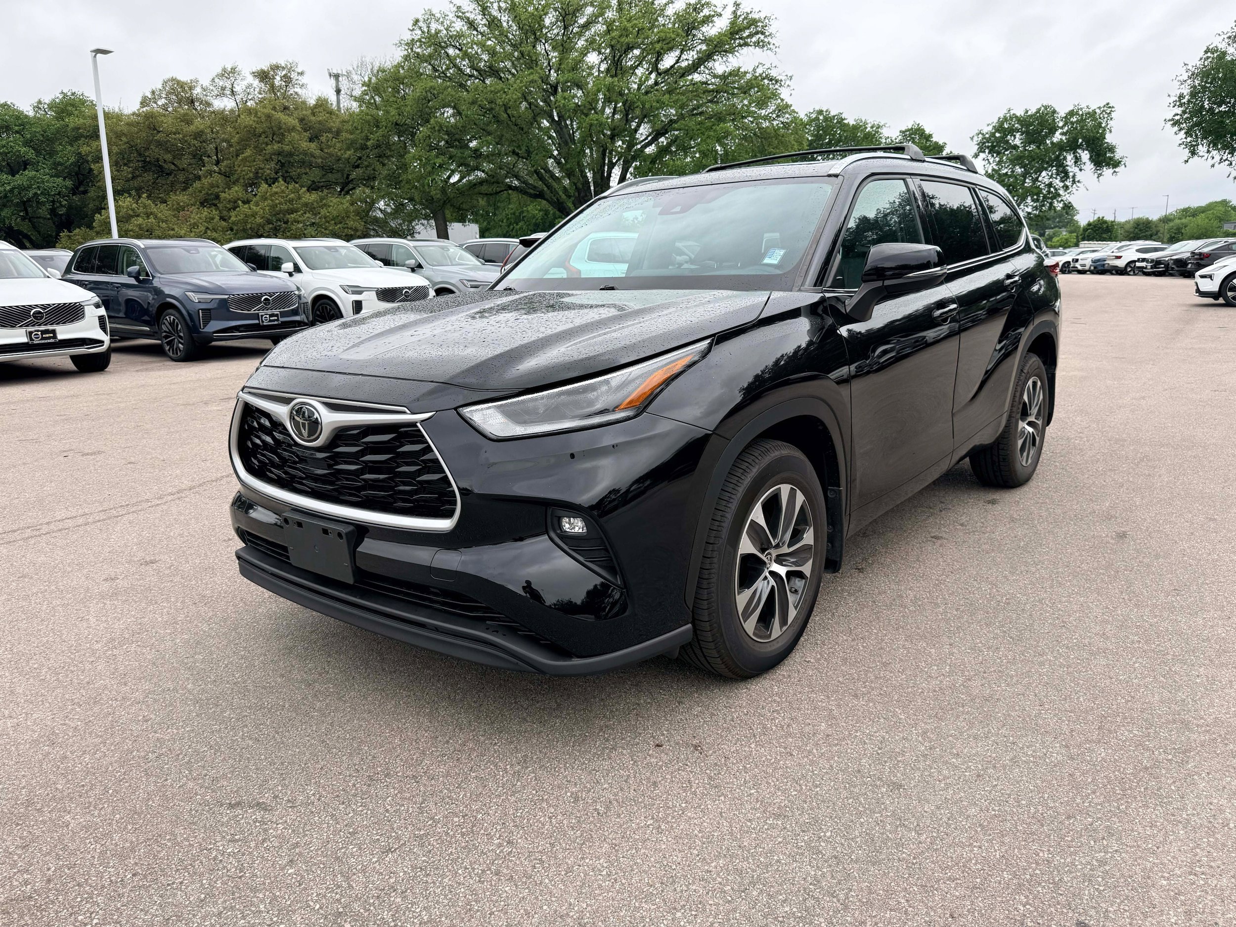 Used 2021 Toyota Highlander XLE AWD/4WD image 2