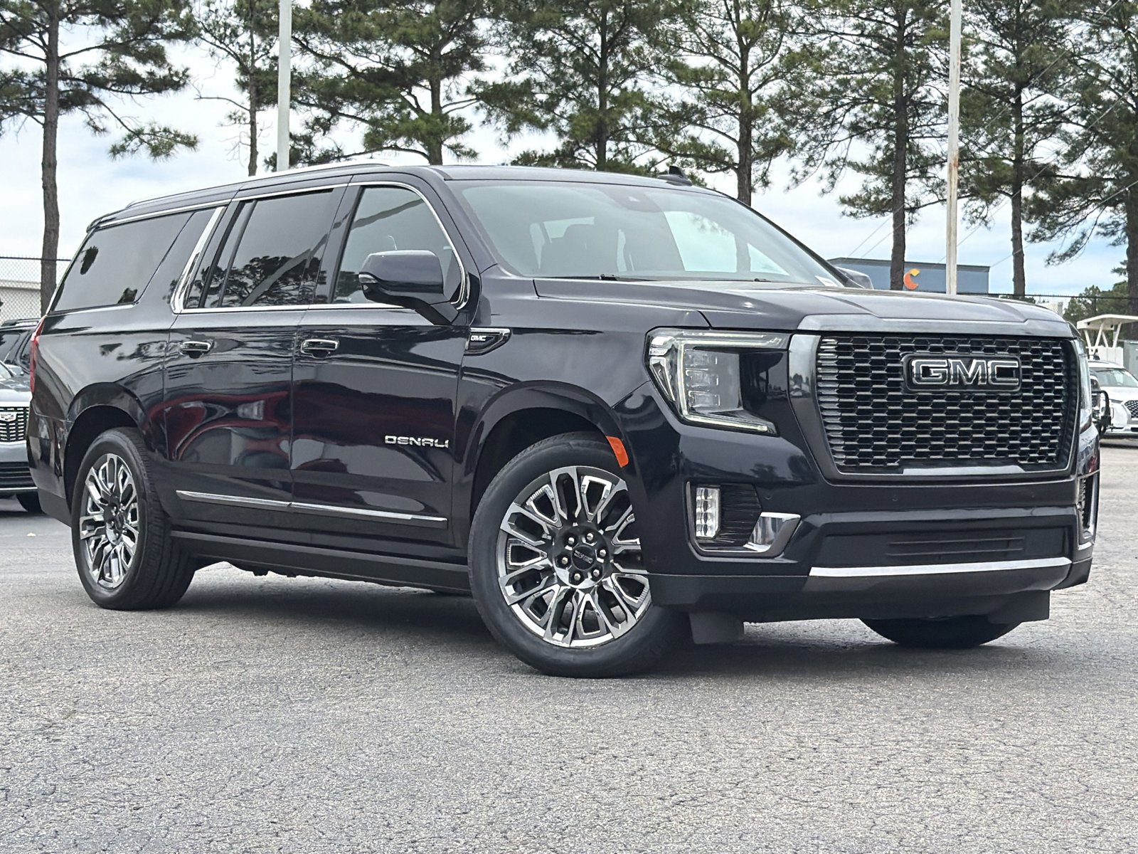 Used 2024 GMC Yukon XL Denali Ultimate AWD/4WD image 2